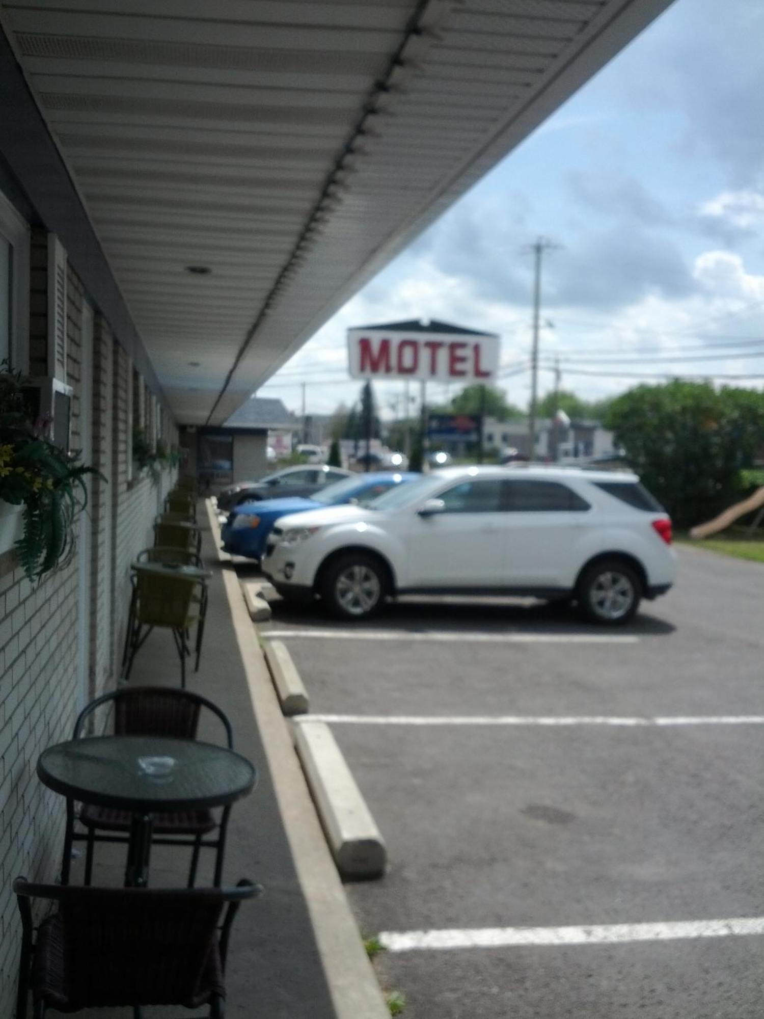 Motel Montgolfiere Jp Saint-Jean-sur-Richelieu Exteriör bild